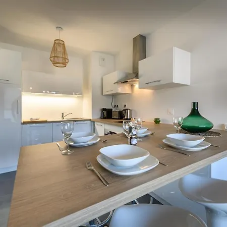 Stella 3 - 2 New With Balcony & Garage Apartment *